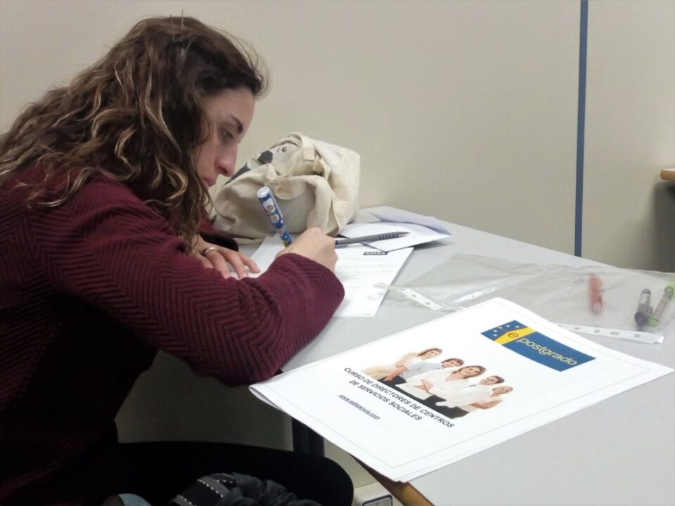 Una alumna durante el Curso de Director de Servicios Sociales