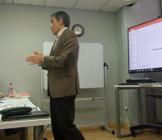 Juan Luis Rubio imparte una clase sobre ciberseguridad en el curso de DPD